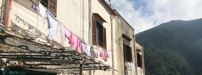 Klädstreck längs byggnad i byn Maiori, Italien.
